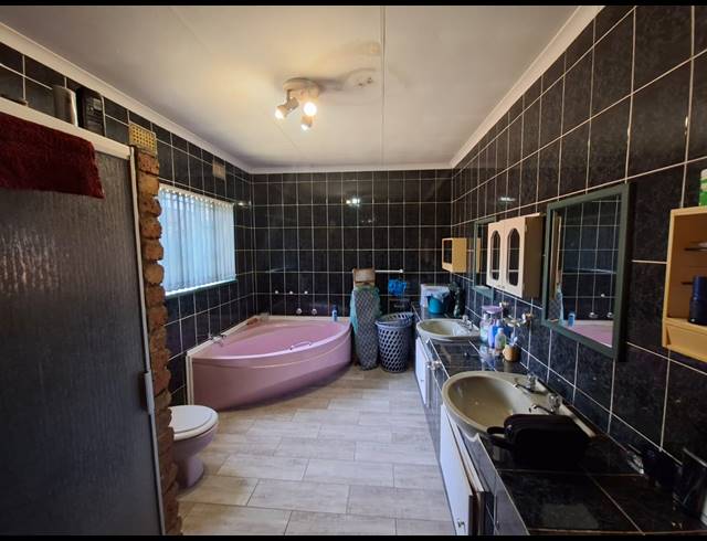 4 BEDROOM FREEHOLD FOR SALE IN VAN DYK PARK